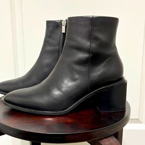CRUSH IT this fall with this incredible pair of boots from CLERGERIE 🖤